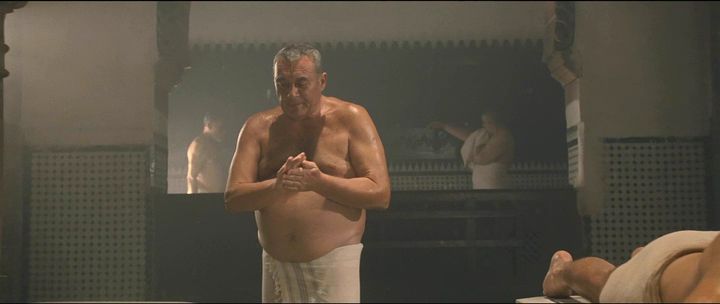 oss117-daddybear-bath-11