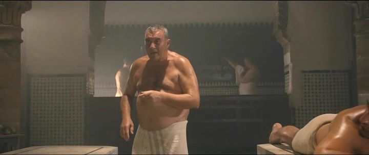 oss117-daddybear-bath-12